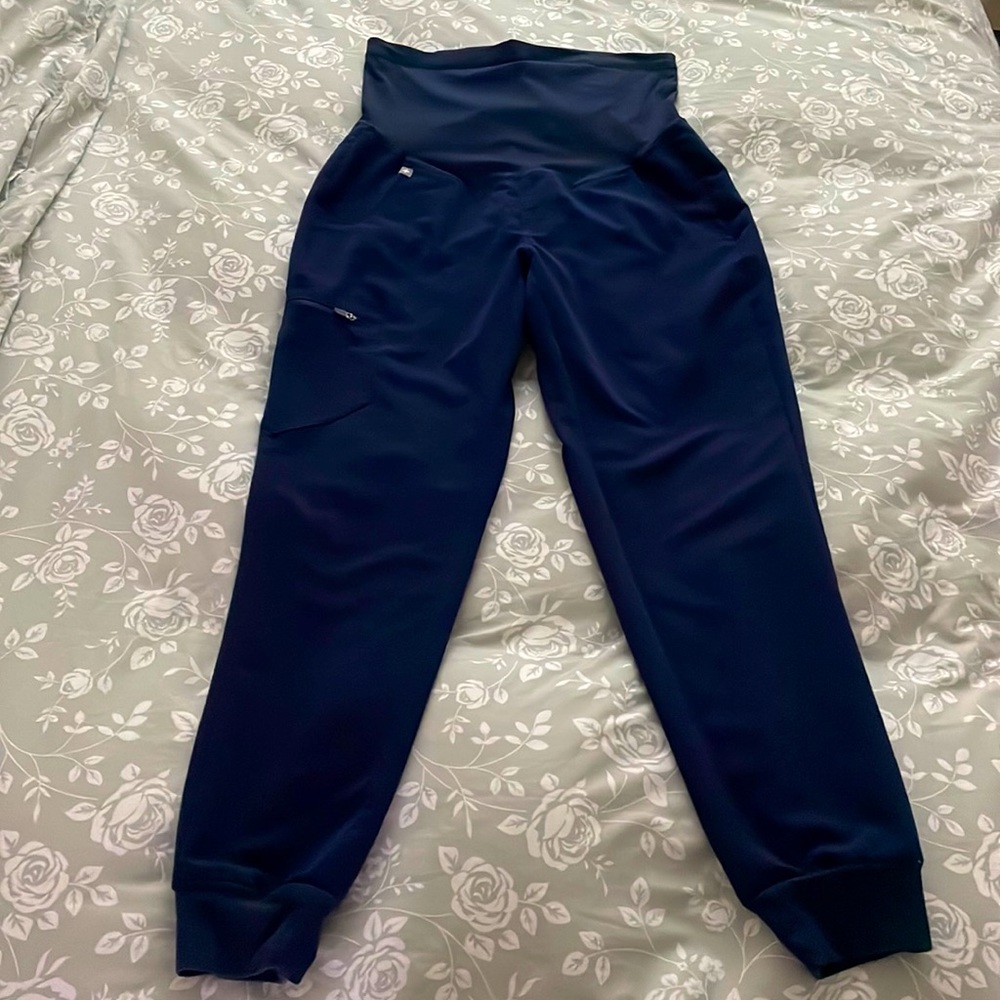 Brand new Figs maternity scrubs joggers XS Navy